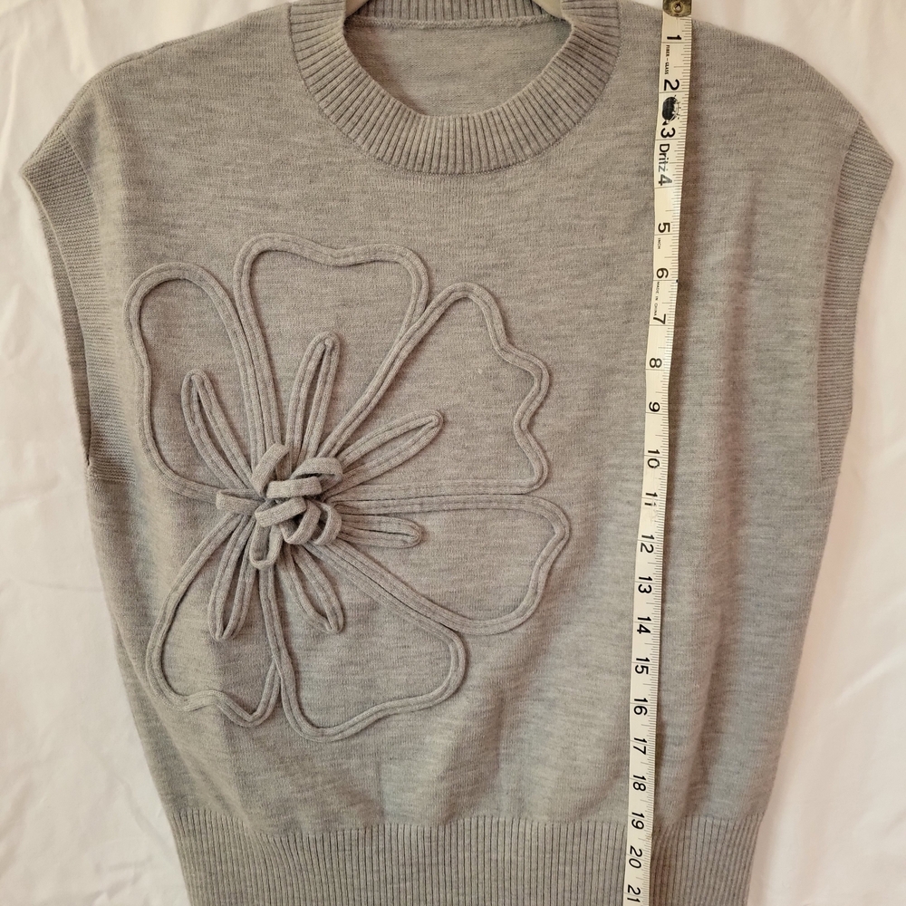 Gray Flower Applique Cap Sleeve Knit Top.